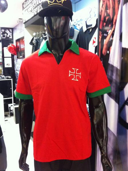Camisa polo do Vasco em homenagem a Portugal j est  venda nas lojas