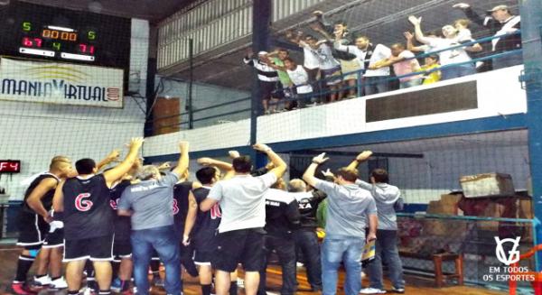 Torcedores e jogadores do Vasco entoam o grito de 'Casaca' e cantam o hino do clube aps a vitria