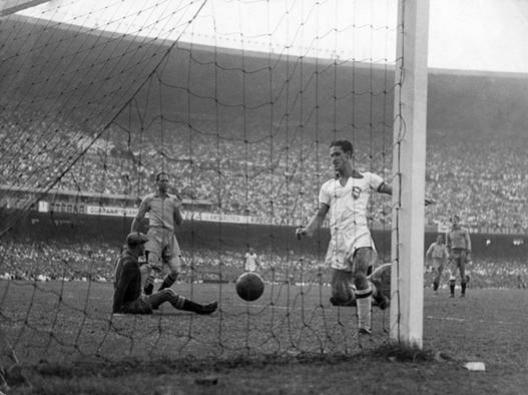 Ademir balanando as redes na Copa do Mundo de 1950: cena comum