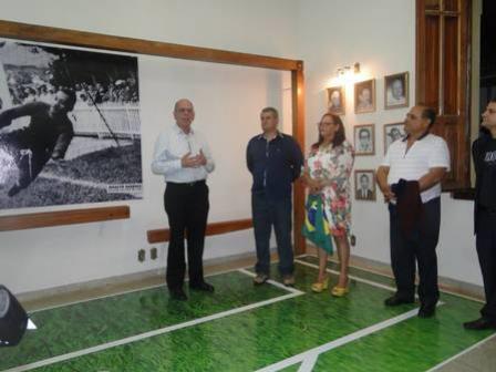 Tereza, herdeira de Barbosa, foi  exposio em Muzambinho que homenageia o goleiro. Na parede, as supostas traves do Maracan em 1950