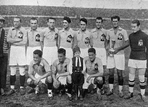 Os onze da Iugoslvia no Estdio Centenrio.