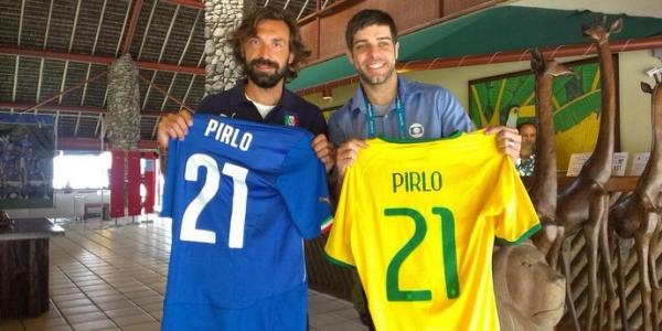 Pirlo e Juninho, exibem as camisas de Itlia e Brasil que trocaram com o nmero 21 s costas