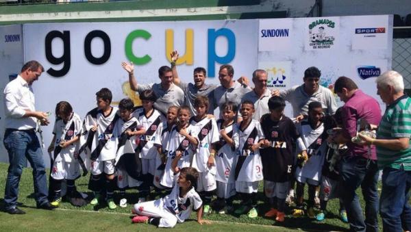 Guga (sexto em p da direita para a esquerda) faturou o titulo da GO CUP, primeiro internacional