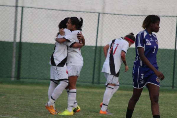 Bruna (esquerda) festejou gol marcado com Brena, autora do passe