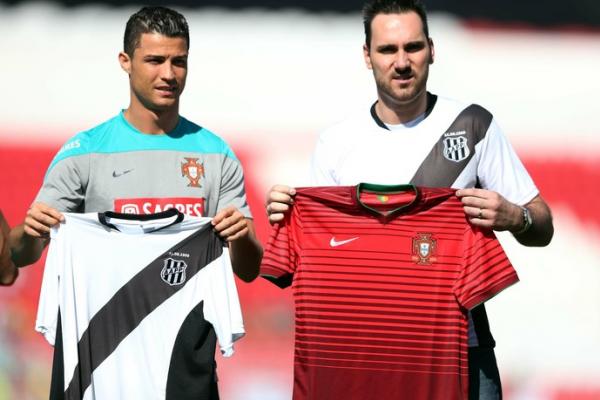 Cristiano Ronaldo ganhou uma camisa da Ponte Preta e deu uma de Portugal para o goleiro Roberto