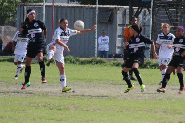 Cindy Valim (esquerda) disputa bola com atleta do Botafogo