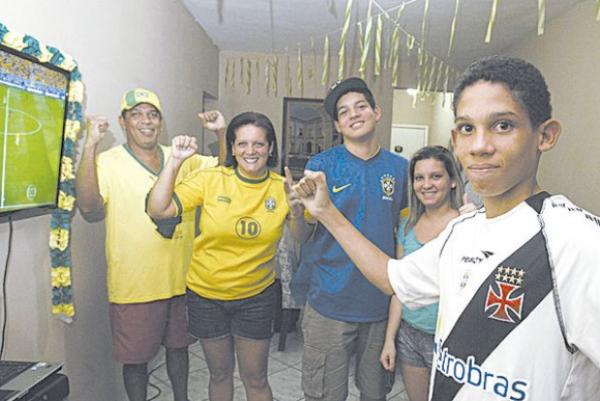 Artilheiro do sub-15 do Vasco, Paulinho assiste a jogo do Brasil com a famlia em casa: mais de 300 gols
