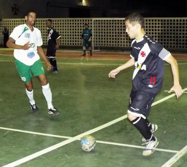 Renato Paes Leme, destaque do Vasco na 1 fase, trabalha a bola no duelo contra o Magnlia