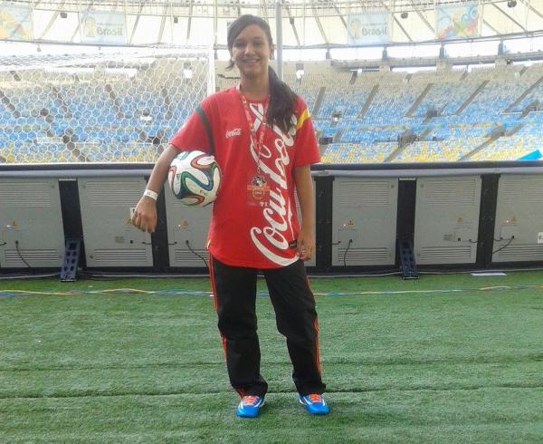 Cindy Valim, do Sub-15 do Vasco, antes de trabalhar como gandula em Argentina x Bsnia pela Copa do Mundo, no Maracan