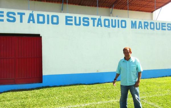 O prprio Eustquio Marques posa em frente  sua tribuna: orgulho pelo passado do 'Divino FC'
