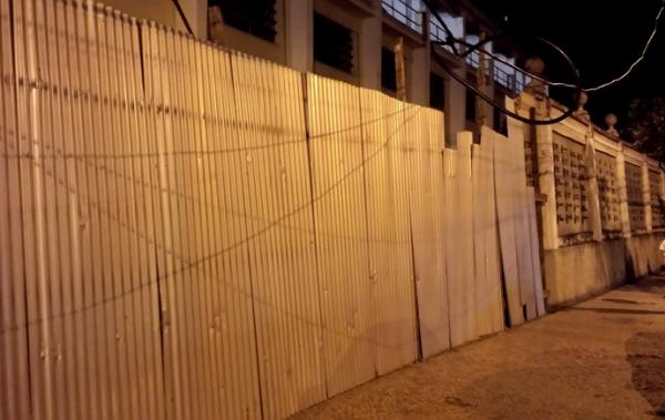 Muro de So Janurio ainda sem reparo aps o dia de treinos de Colmbia e Uruguai