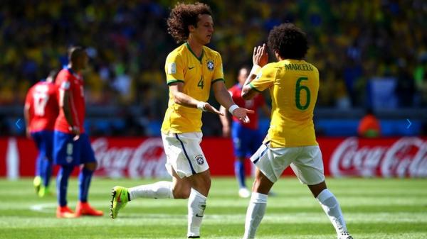 David Luiz e Marcelo comemoram gol do Brasil