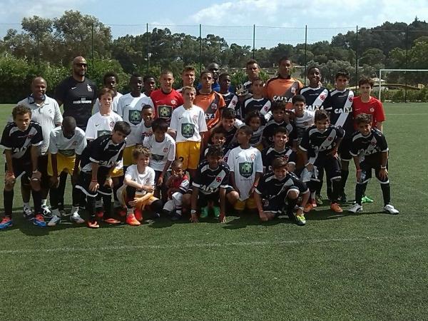 Vascanos posam com jogadores do G&D Football Paris (FRA)