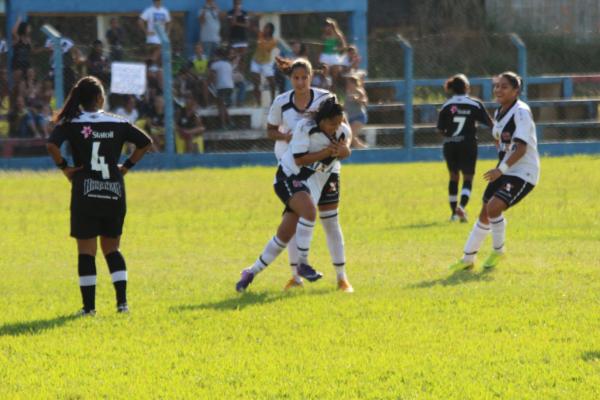 Jogadoras festejam gol marcado por Thainara Lino
