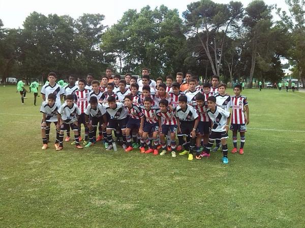 Elenco do Vasco posou para foto com jogadores do Chivas no final da partida
