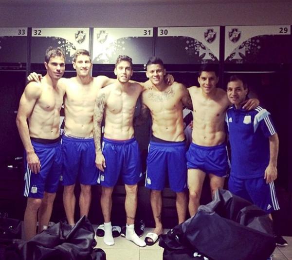 Jogador argentino Rojo posta foto com companheiros no vestirio do Vasco