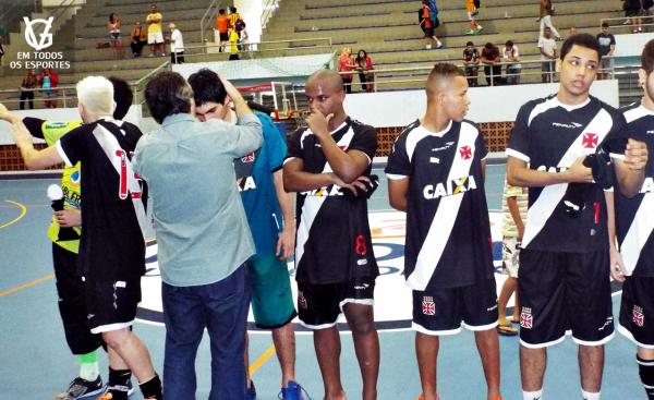 O presidente da FFSERJ, Kennedy Abrantes, premia os jogadores do Vasco pelo 2 lugar no Carioca Sub-20.