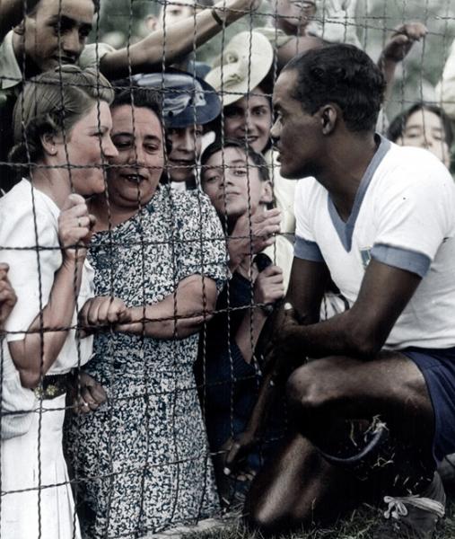 Lenidas conversa com torcedores antes da deciso do 3 lugar da Copa do Mundo de 1938, na Frana
