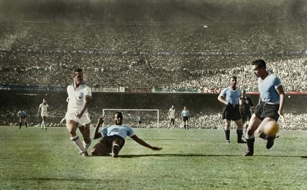 Ademir chuta na deciso da Copa do Mundo de 1950, contra o Uruguai, no Maracan