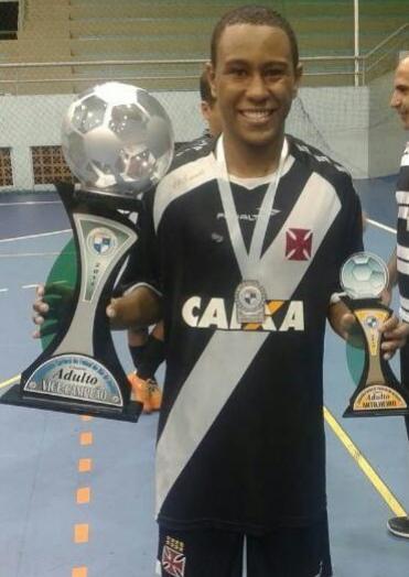 Roniele com a medalha e o trofu de vice-campeo e o trofu de artilheiro do Campeonato Carioca