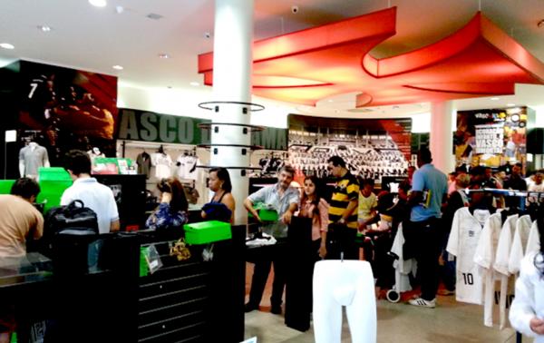 Torcedores formam fila na megaloja da Penalty em So Janurio: camisas de jogo custam R$ 100