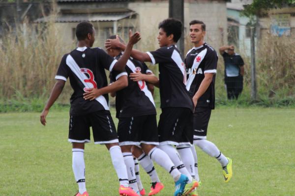 Jogadores comemoram gol marcado por Matheus Souza