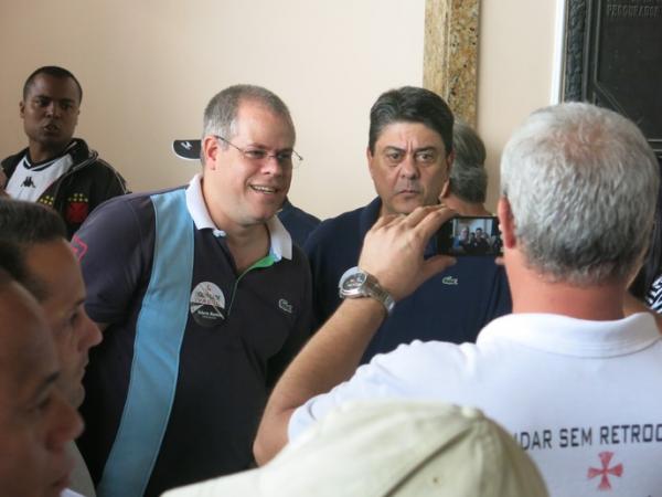 O candidato Roberto Monteiro tambm foi ao jogo e conversou com torcedores antes da partida