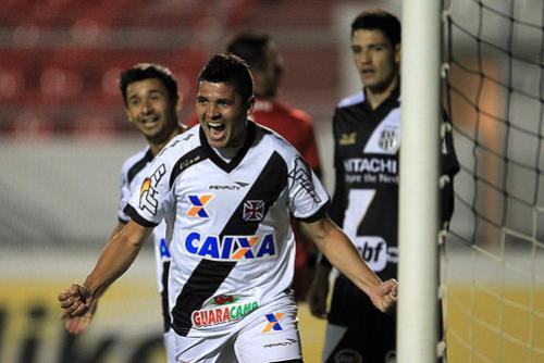Diego Renan comemora o seu primeiro gol com a camisa do Vasco