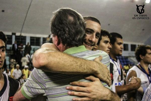 Fernando Lima abraa o jogador Jones, que foi jogador da base do Vasco quando o dirigente era VP de Quadra e Salo do clube.