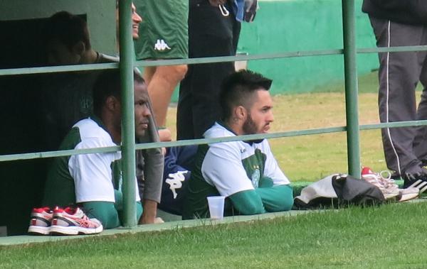 Jorge Luis, ex-Vasco, observa treino do time cruz-maltino no Brinco de Ouro