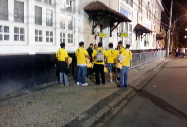 Com camisas amarelas, grupo que apoia Julio Brant faz campanha por candidato