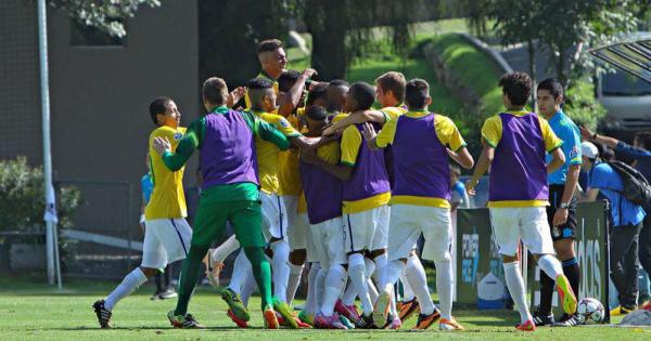 Jogadores brasileiros festejam gol marcado por Evander