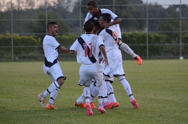 Jogadores festejam gol marcado por Netinho em Itagua