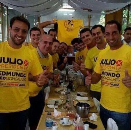 Edmundo com a camisa amarela da campanha de Julio Brant