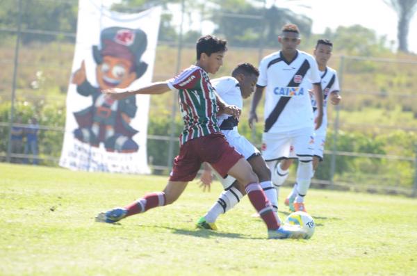 Neneca (ao fundo) observa disputa de bola entre Robinho e um defensor do Fluminense