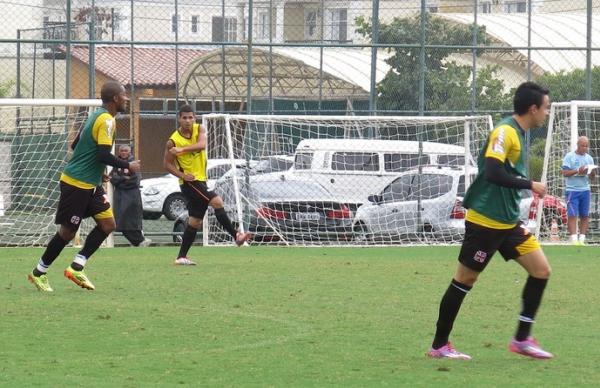 Edmilson e Montoya participaram de jogo-treino contra o Nova Iguau no CFZ