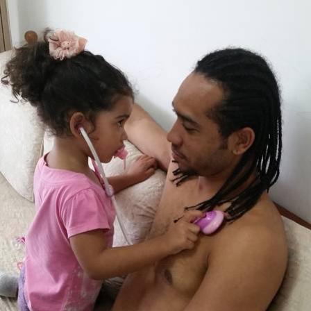 Atacante Everton Costa brinca de mdico com a filha Sofie