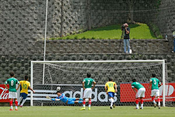 De pnalti, Evander (19) marcou o primeiro gol brasileiro contra o Mxico