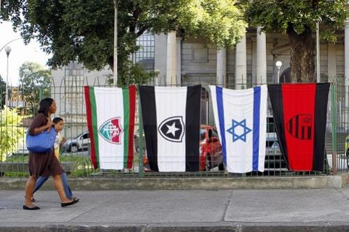 Camel 'substitui' bandeira do Vasco pela de Israel no centro do Rio