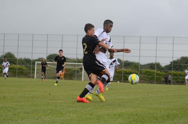 Atacante J disputa bola com jogador do Botafogo