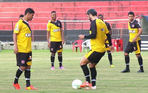 Observado por companheiros, Douglas toca a bola no treino desta segunda-feira em Recife