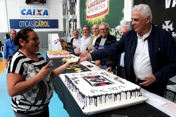 Roberto Dinamite serve bolo para funcionria do clube
