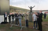 Dirigentes do Vasco hasteram a bandeira do clube no gramado de So Janurio