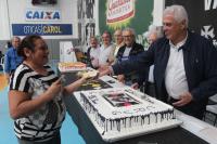 Roberto Dinamite serviu bolo para os funcionrios do clube