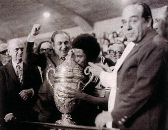 Alcir Portella beija taa do Campeonato Brasileiro de 1974