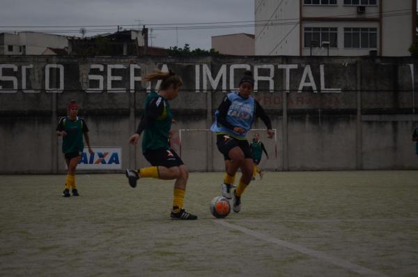 Rafaela Bastos e Las Veloso disputam bola durante treinamento
