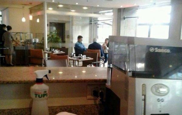 Joel Santana e Roberto Dinamite conversam em restaurante de um hotel na Zona Sul do Rio