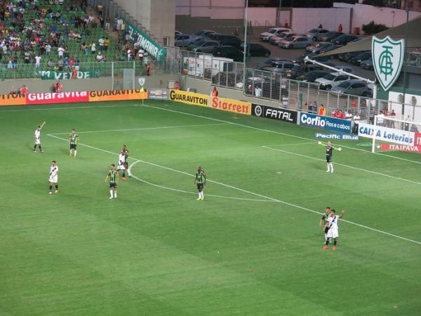 No fim do jogo, o meia pede a bola no ataque com Thalles, Douglas e Rafael Silva ao lado