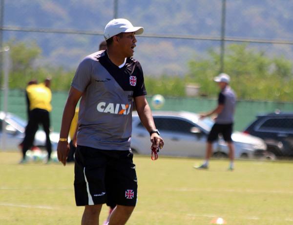Marcelo Salles coordenou treinamento com bola