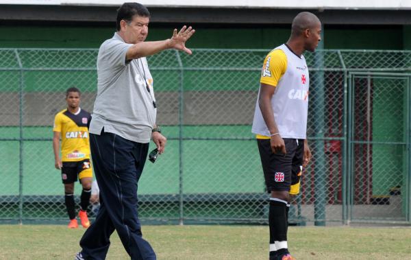 Joel Santana orienta o time do Vasco no treino desta segunda-feira no CFZ